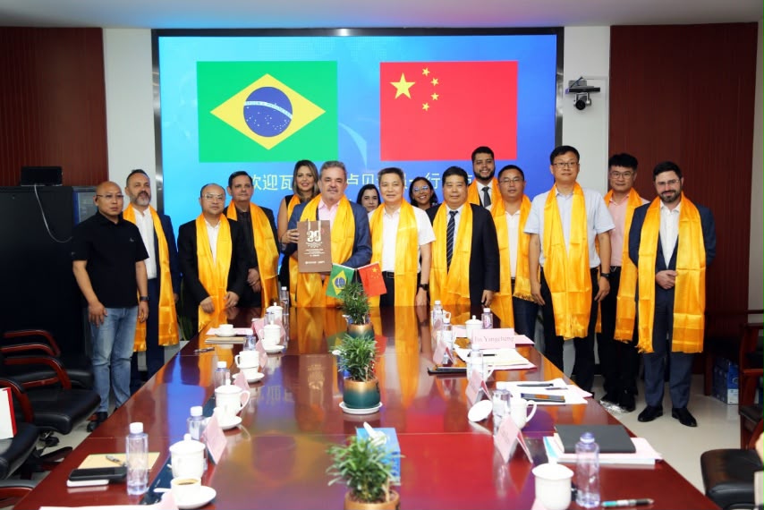 Delegações brasileira e chinesa reunidas durante o encontro institucional