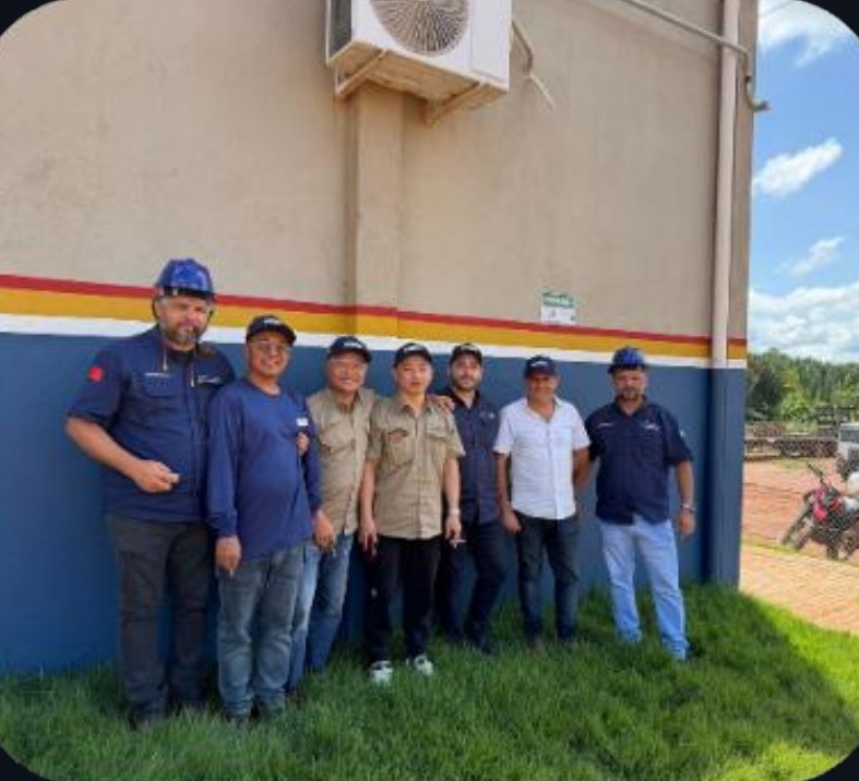 Equipe operacional do grupo em unidade no Brasil