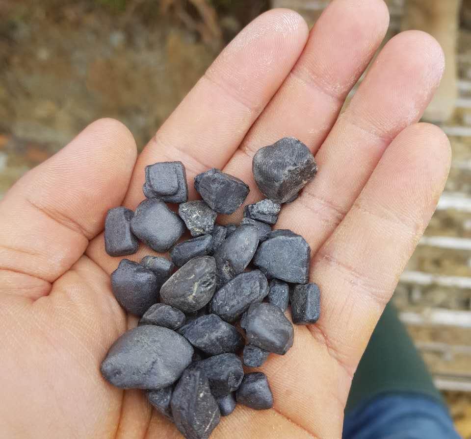 Conjunto de pequenos fragmentos minerais escuros