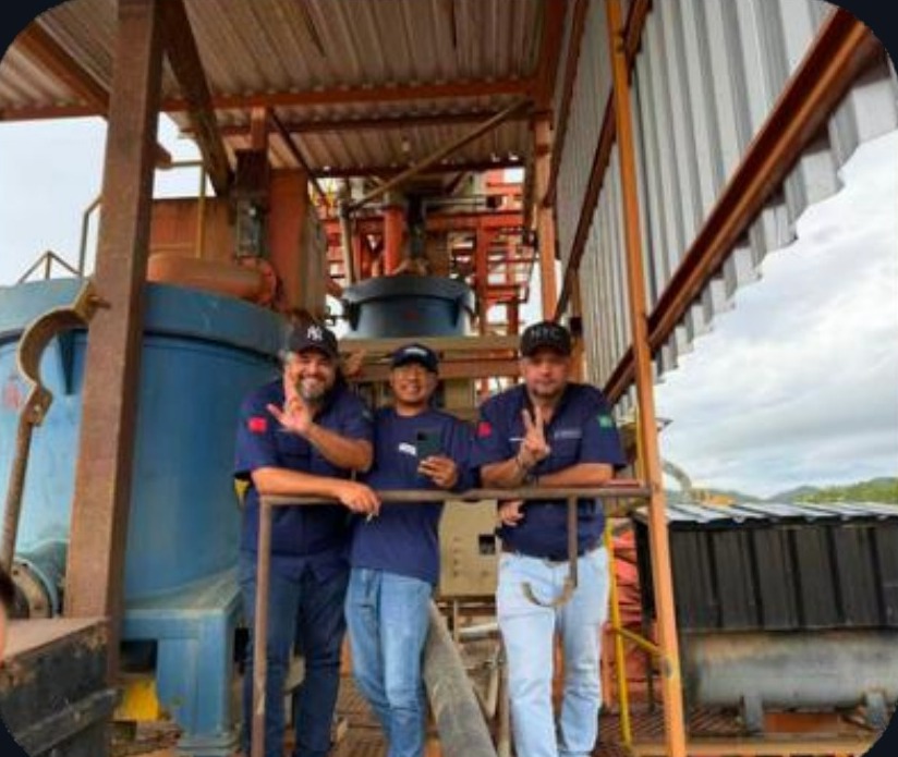 Equipe técnica na planta de beneficiamento do grupo