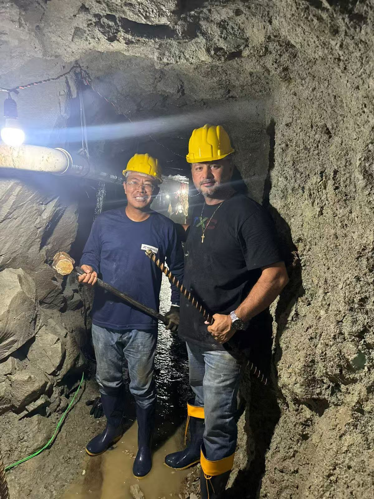 Equipe durante inspeção à mina subterrânea de ouro no Pará