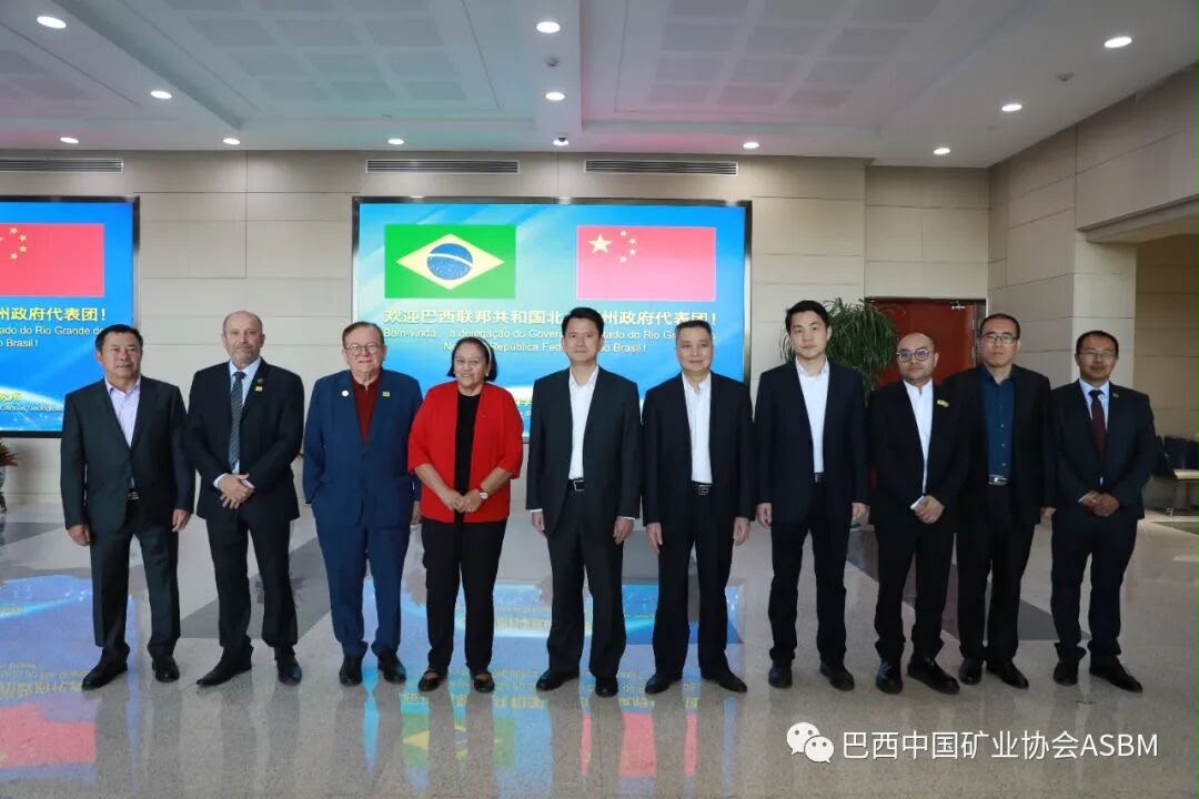 Delegação brasileira e chinesa reunida durante a visita oficial